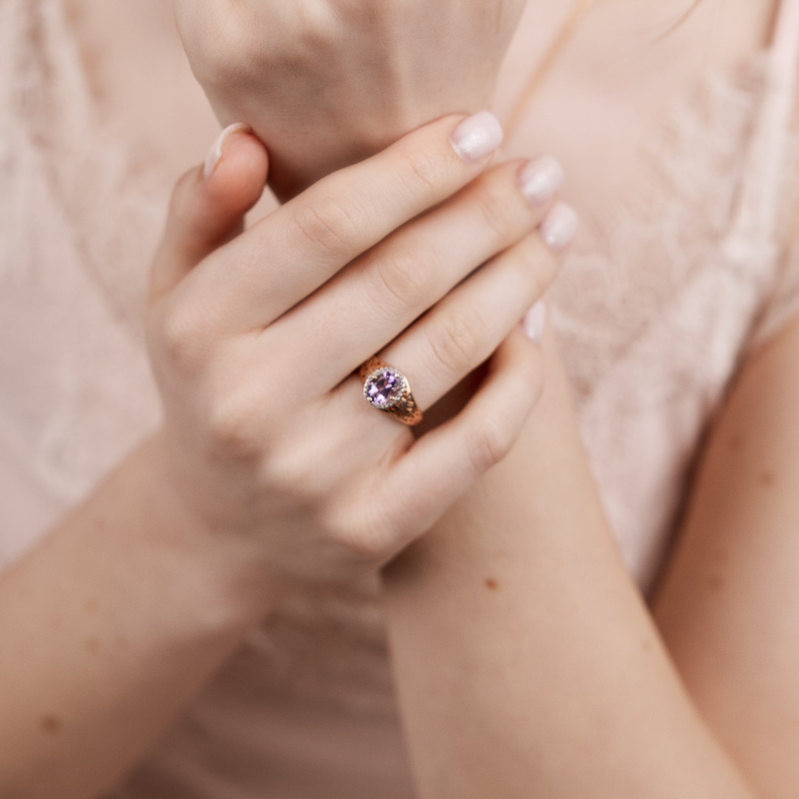 Damenring mit Amethyst und Zirkonia